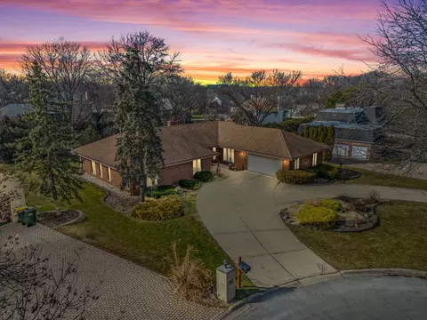 22 Blue Grass Ct, Oak Brook, IL 60523