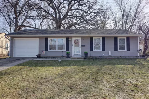 9 E Pine St, Streamwood, IL 60107