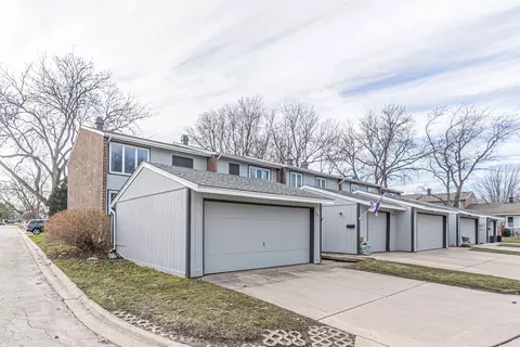 210 Lakeshore Ln #210, Bloomingdale, IL 60108