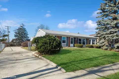 7990 Kingsbury Dr, Hanover Park, IL 60133