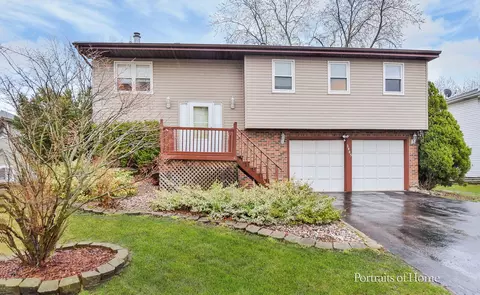 3865 Shoreline Dr, Hanover Park, IL 60133