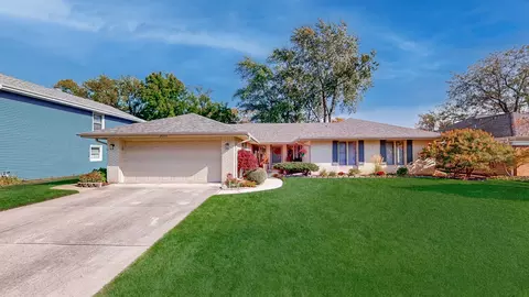 2 S213 Stratford Rd, Glen Ellyn, IL 60137