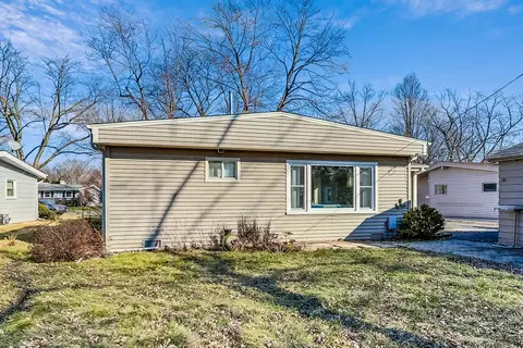 Exterior - 3807 Bluebird Ln, Rolling Meadows, IL 60008 photo 6 of 10