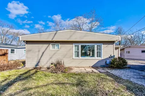 Exterior - 3807 Bluebird Ln, Rolling Meadows, IL 60008 photo 5 of 10