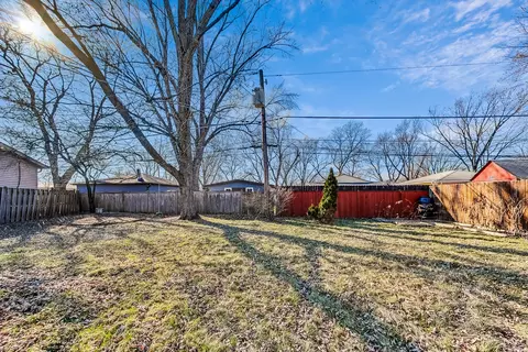 Exterior - 3807 Bluebird Ln, Rolling Meadows, IL 60008 photo 7 of 10