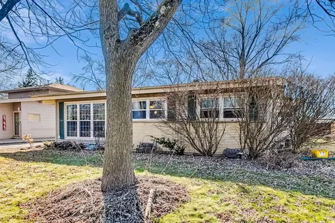 Exterior - 3807 Bluebird Ln, Rolling Meadows, IL 60008 photo 4 of 10