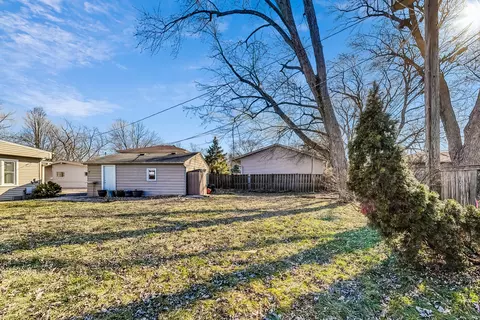 Exterior - 3807 Bluebird Ln, Rolling Meadows, IL 60008 photo 8 of 10