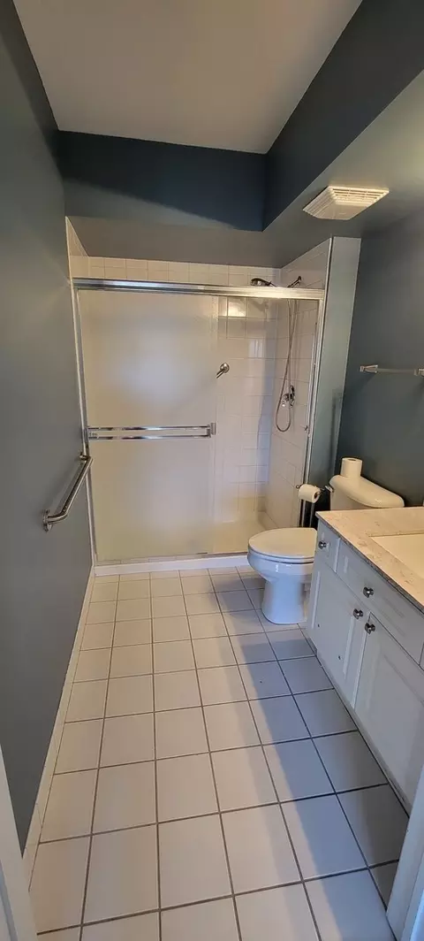 Bath - 1477 E Thacker St E #502, Des Plaines, IL 60016 photo 1 of 2