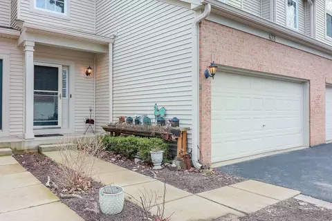 433 Jamestown Ct, Aurora, IL 60502