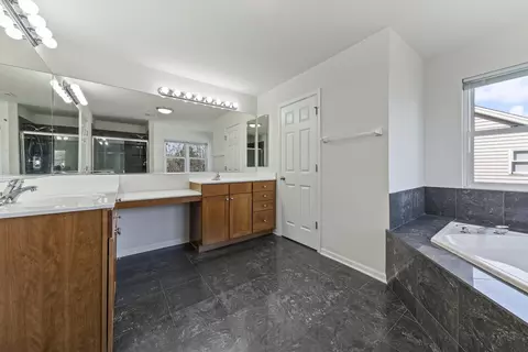 Bath - 1051 Grayhawk Dr, Algonquin, IL 60102 photo 2 of 5