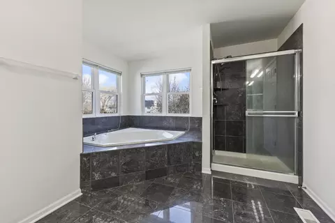 Bath - 1051 Grayhawk Dr, Algonquin, IL 60102 photo 3 of 5