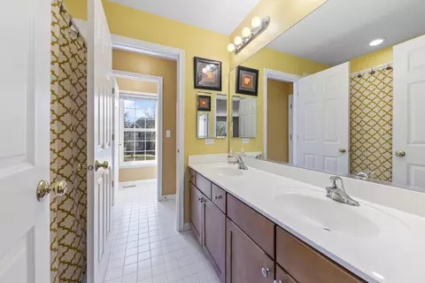 Bath - 1051 Grayhawk Dr, Algonquin, IL 60102 photo 5 of 5