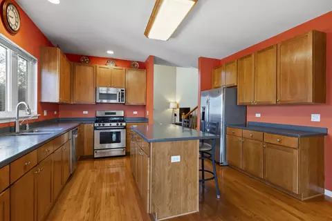 Kitchen - 1051 Grayhawk Dr, Algonquin, IL 60102 photo 1 of 3