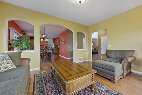 Living - 1051 Grayhawk Dr, Algonquin, IL 60102 photo 2 of 6