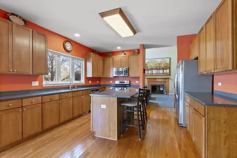 Kitchen - 1051 Grayhawk Dr, Algonquin, IL 60102 photo 2 of 3