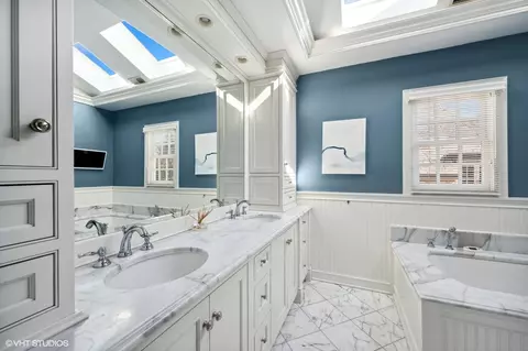 Bath - 2610 Blackhawk Rd, Wilmette, IL 60091 photo 2 of 6