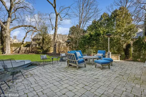 Exterior - 2610 Blackhawk Rd, Wilmette, IL 60091 photo 4 of 6