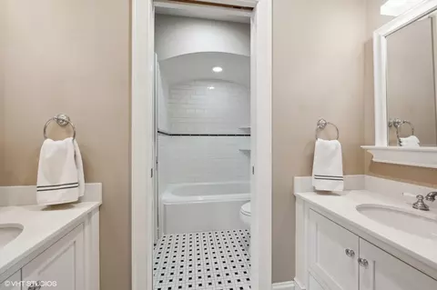 Bath - 2610 Blackhawk Rd, Wilmette, IL 60091 photo 5 of 6