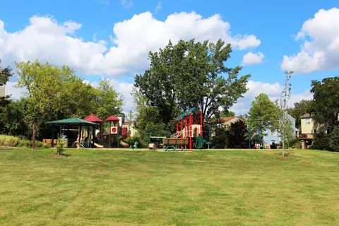 View/Area - 4995 Lichfield Dr, Hoffman Estates, IL 60010 photo 2 of 4