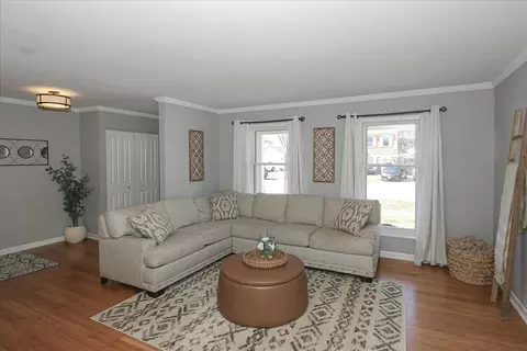 Living - 4995 Lichfield Dr, Hoffman Estates, IL 60010 photo 1 of 6