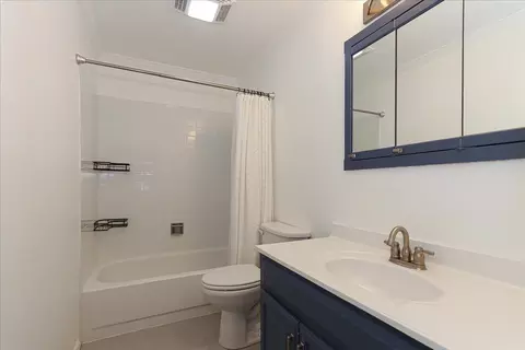 Bath - 4995 Lichfield Dr, Hoffman Estates, IL 60010 photo 2 of 2