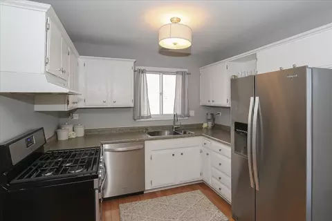 Kitchen - 4995 Lichfield Dr, Hoffman Estates, IL 60010 photo 2 of 2