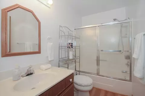 Bath - 3015 Middlebury Ct E, Aurora, IL 60504 photo 2 of 2