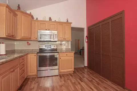 Kitchen - 3015 Middlebury Ct E, Aurora, IL 60504 photo 2 of 3