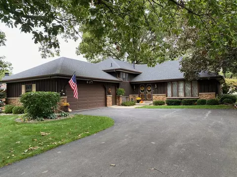 607 Meadow Ln, Beecher, IL 60401