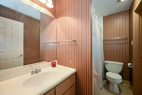Bath - 1736 Harrow Ct #C, Wheaton, IL 60189 photo 1 of 2