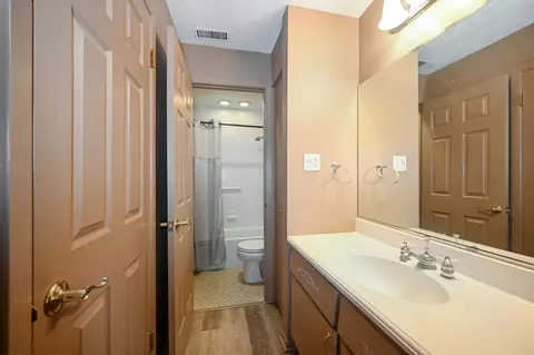 Bath - 1736 Harrow Ct #C, Wheaton, IL 60189 photo 2 of 2