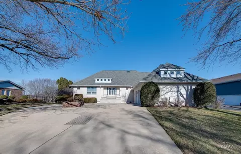 179 Raven Ln, Bloomingdale, IL 60108
