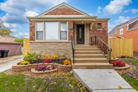 2547 W 81st St, Chicago, IL 60652