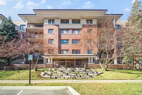 1700 2nd St #404, Highland Park, IL 60035