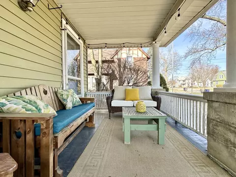 Exterior - 104 N Commonwealth Ave, Elgin, IL 60123 photo 3 of 9