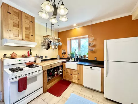 Kitchen - 104 N Commonwealth Ave, Elgin, IL 60123 photo 2 of 6