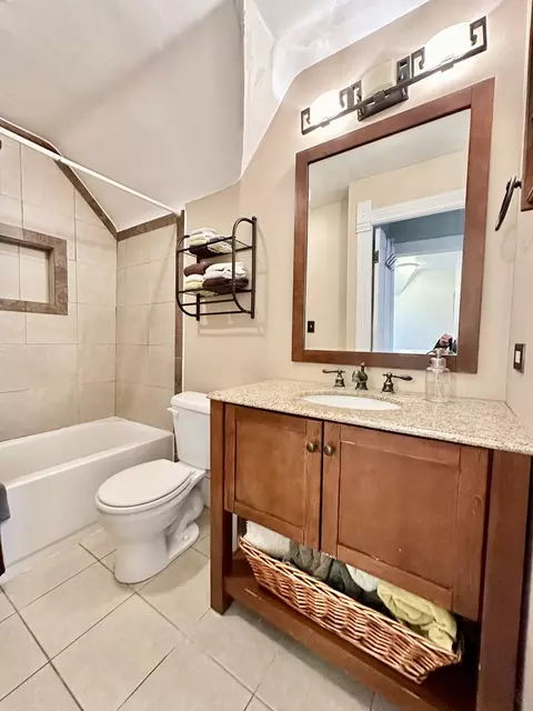 Bath - 104 N Commonwealth Ave, Elgin, IL 60123 photo 2 of 5