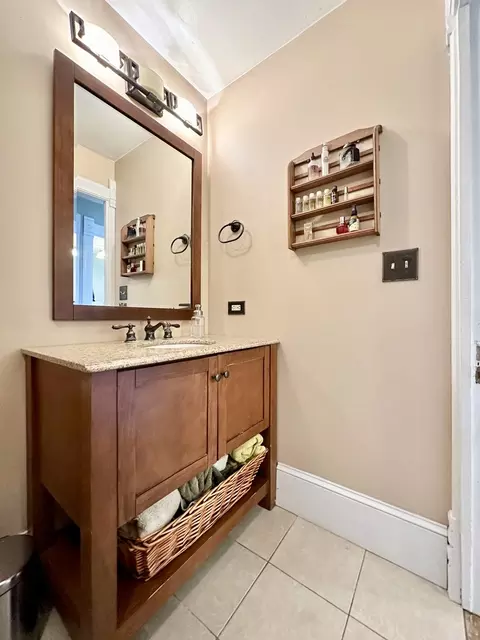 Bath - 104 N Commonwealth Ave, Elgin, IL 60123 photo 3 of 5