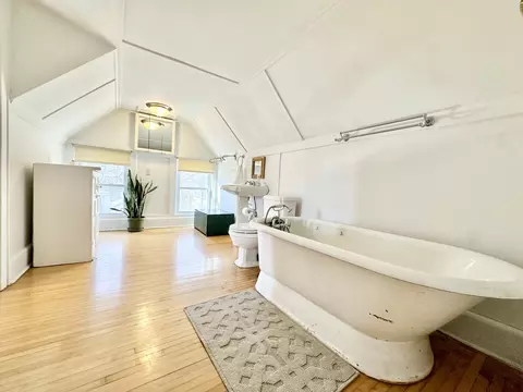 Bath - 104 N Commonwealth Ave, Elgin, IL 60123 photo 4 of 5