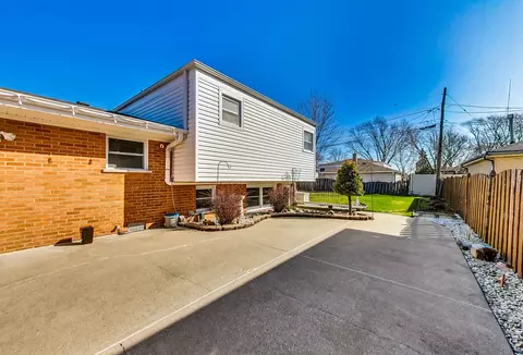 Exterior - 2173 Webster Ln, Des Plaines, IL 60018 photo 4 of 7