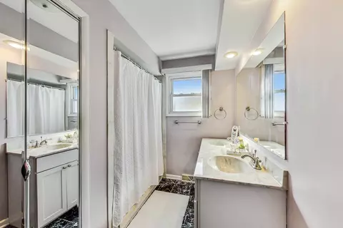 Bath - 2173 Webster Ln, Des Plaines, IL 60018 photo 1 of 2