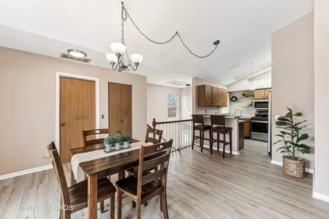 Dining - 918 Ridgefield Ln, Wheeling, IL 60090 photo 3 of 6