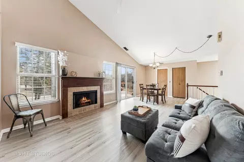 Living - 918 Ridgefield Ln, Wheeling, IL 60090 photo 2 of 2