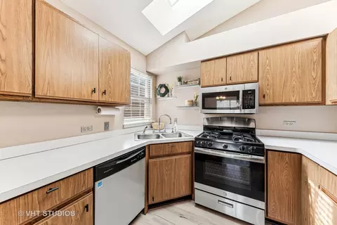 Kitchen - 918 Ridgefield Ln, Wheeling, IL 60090 photo 2 of 3