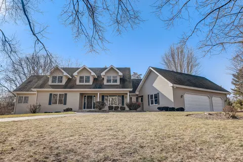7131 Foxfire Dr, Crystal Lake, IL 60012