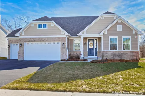 1205 N Pointe Dr, Libertyville, IL 60048