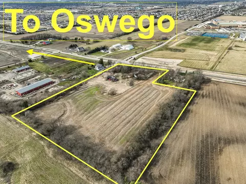 1022 W Wolfs Crossing Rd, Oswego, IL 60543