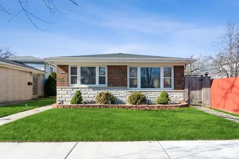 10504 S Bensley Ave, Chicago, IL 60617