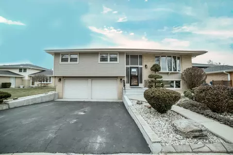 10612 S Terry Dr, Palos Hills, IL 60465