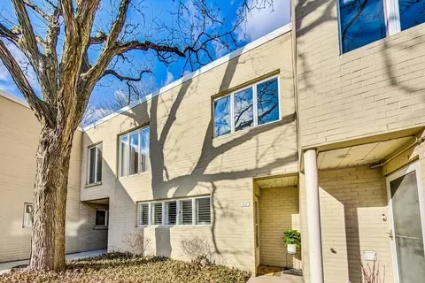 937 S Park Ter #503, Chicago, IL 60605